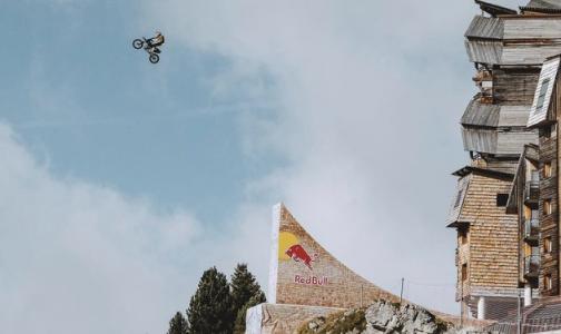 TOM PAGÈS salta en FMX y BASE JUMP EN AVORIAZ TOM PAGÈS salta en FMX y BASE JUMP EN AVORIAZ